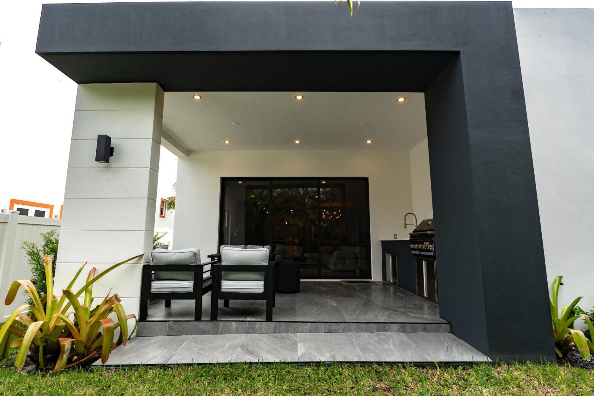 Appartamento New Construction, Built-in Bbq, 3 Miles To Beaches *